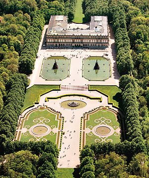 Garden parterre and New Palace, aerial picture