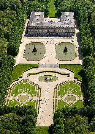 Garden parterre and New Palace, aerial picture