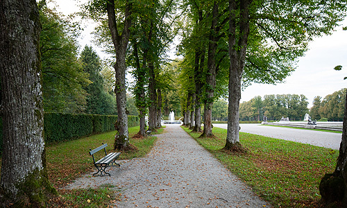 Bild: Weg und Sitzbank im Schlosspark