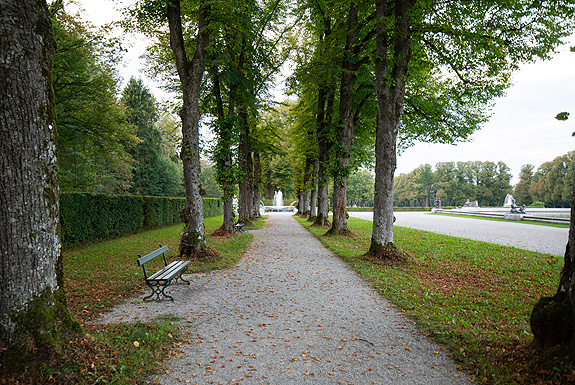 Bild: Kiesweg und Bank im Schlosspark