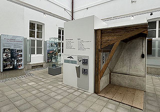Bild: Fledermaus-Ausstellung im Lichthof des Neuen Schlosses Herrenchiemsee